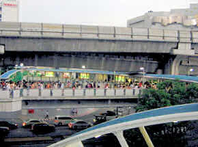 MBK to Siam Discovery Skytrain Bridge